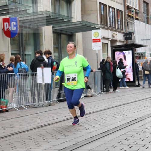 05.10.2025 - 20. swb-Marathon Bremen Strokosch-Dieckow http://msf.ph/oto/9274349 05.10.2025 11:12:26 Ziel 9203, 10186, 10190, 11252, 11285, 9203, 10186, 10190, 11252, 11285 meine-sportfotos.de