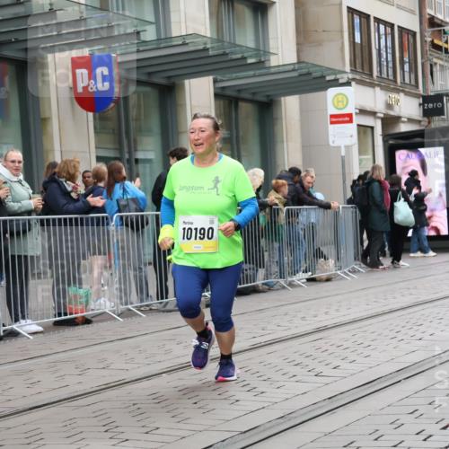 05.10.2025 - 20. swb-Marathon Bremen Strokosch-Dieckow http://msf.ph/oto/9274360 05.10.2025 11:12:27 Ziel 9203, 10186, 10190, 11118, 11252, 11285, 9203, 10186, 10190, 11118, 11252, 11285 meine-sportfotos.de