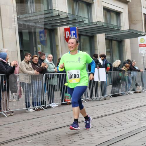 05.10.2025 - 20. swb-Marathon Bremen Strokosch-Dieckow http://msf.ph/oto/9274371 05.10.2025 11:12:27 Ziel 9203, 10186, 10190, 11118, 11252, 11285, 9203, 10186, 10190, 11118, 11252, 11285 meine-sportfotos.de