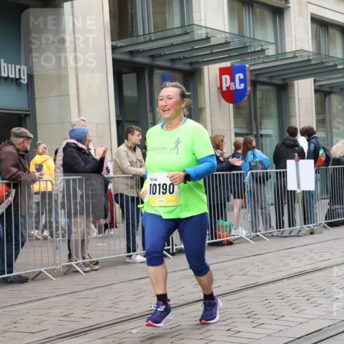 05.10.2025 - 20. swb-Marathon Bremen Strokosch-Dieckow http://msf.ph/oto/9274388 05.10.2025 11:12:27 Ziel 9203, 10186, 10190, 11118, 11252, 11285, 9203, 10186, 10190, 11118, 11252, 11285 meine-sportfotos.de