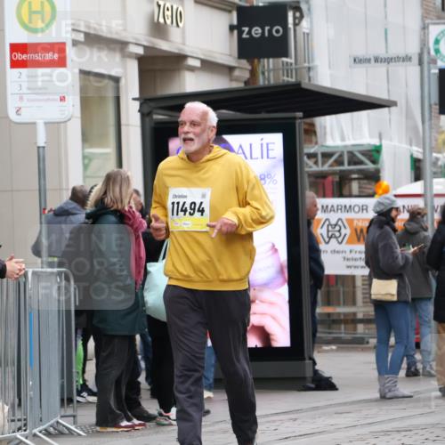 05.10.2025 - 20. swb-Marathon Bremen Strokosch-Dieckow http://msf.ph/oto/9274397 05.10.2025 11:12:30 Ziel 9203, 10041, 10186, 10190, 11118, 11252, 11285, 9203, 10041, 10186, 10190, 11118, 11252, 11285 meine-sportfotos.de