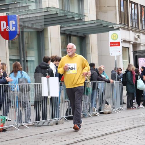 05.10.2025 - 20. swb-Marathon Bremen Strokosch-Dieckow http://msf.ph/oto/9274434 05.10.2025 11:12:32 Ziel 9203, 10041, 10186, 10190, 11118, 11252, 11494, 9203, 10041, 10186, 10190, 11118, 11252, 11494 meine-sportfotos.de