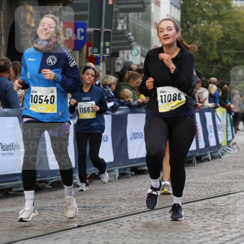 05.10.2025 - 20. swb-Marathon Bremen Strokosch-Dieckow http://msf.ph/oto/9274440 05.10.2025 11:11:46 Ziel 9648, 9680, 9784, 10235, 10236, 10540, 11088, 11563 meine-sportfotos.de