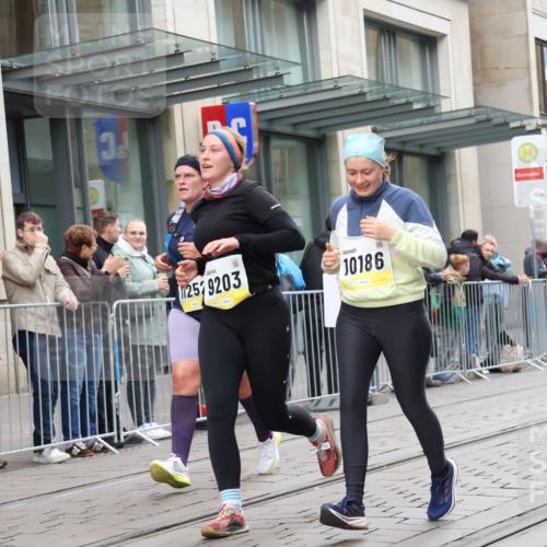 05.10.2025 - 20. swb-Marathon Bremen Strokosch-Dieckow http://msf.ph/oto/9274520 05.10.2025 11:12:35 Ziel 9203, 10041, 10186, 11118, 11170, 11252, 11494, 9203, 10041, 10186, 11118, 11170, 11252, 11494 meine-sportfotos.de
