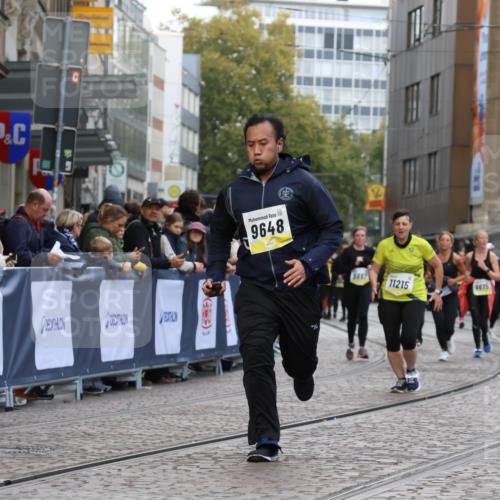 05.10.2025 - 20. swb-Marathon Bremen Strokosch-Dieckow http://msf.ph/oto/9274528 05.10.2025 11:11:49 Ziel 9648, 9680, 9784, 10540, 11088, 11563 meine-sportfotos.de