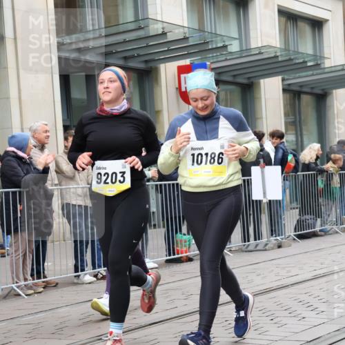 05.10.2025 - 20. swb-Marathon Bremen Strokosch-Dieckow http://msf.ph/oto/9274533 05.10.2025 11:12:36 Ziel 9203, 10041, 10186, 11118, 11170, 11252, 11494, 9203, 10041, 10186, 11118, 11170, 11252, 11494 meine-sportfotos.de