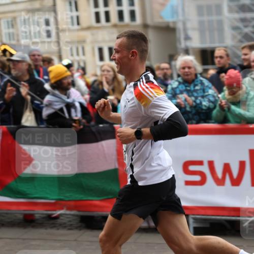 05.10.2025 - 20. swb-Marathon Bremen Yannick Fuchs http://msf.ph/oto/9274535 05.10.2025 12:30:53 Ziel 1437 meine-sportfotos.de