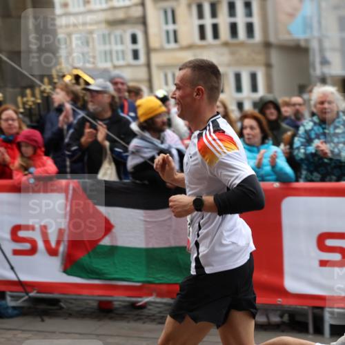 05.10.2025 - 20. swb-Marathon Bremen Yannick Fuchs http://msf.ph/oto/9274539 05.10.2025 12:30:53 Ziel 1437 meine-sportfotos.de