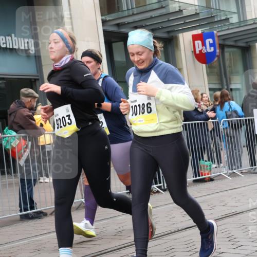 05.10.2025 - 20. swb-Marathon Bremen Strokosch-Dieckow http://msf.ph/oto/9274542 05.10.2025 11:12:36 Ziel 9203, 10041, 10186, 11118, 11170, 11252, 11494, 9203, 10041, 10186, 11118, 11170, 11252, 11494 meine-sportfotos.de