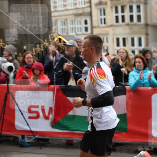 05.10.2025 - 20. swb-Marathon Bremen Yannick Fuchs http://msf.ph/oto/9274548 05.10.2025 12:30:53 Ziel 1437 meine-sportfotos.de