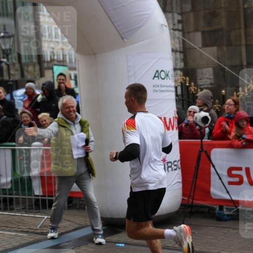 05.10.2025 - 20. swb-Marathon Bremen Yannick Fuchs http://msf.ph/oto/9274558 05.10.2025 12:30:53 Ziel 1437 meine-sportfotos.de