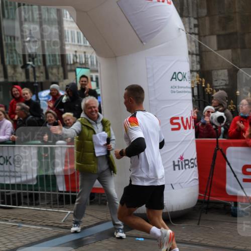 05.10.2025 - 20. swb-Marathon Bremen Yannick Fuchs http://msf.ph/oto/9274567 05.10.2025 12:30:53 Ziel 1437 meine-sportfotos.de