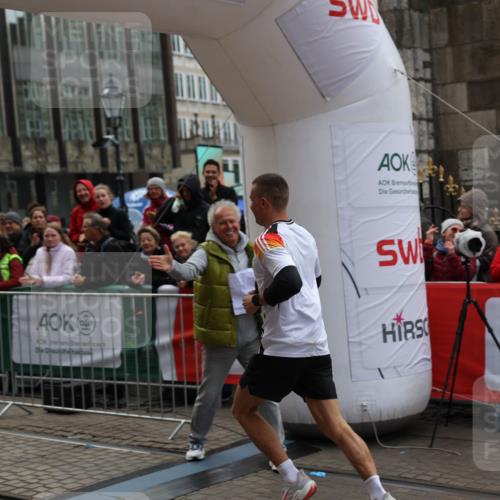 05.10.2025 - 20. swb-Marathon Bremen Yannick Fuchs http://msf.ph/oto/9274573 05.10.2025 12:30:53 Ziel 1437 meine-sportfotos.de