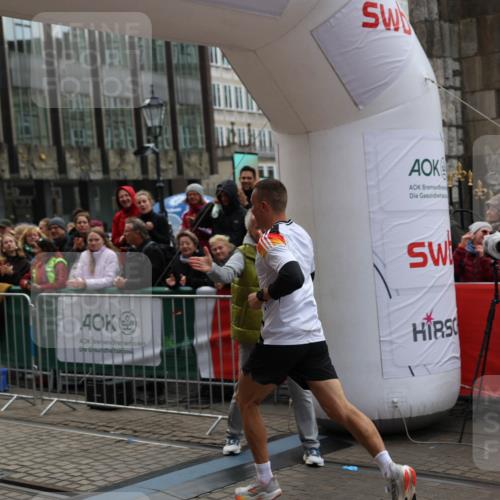 05.10.2025 - 20. swb-Marathon Bremen Yannick Fuchs http://msf.ph/oto/9274581 05.10.2025 12:30:53 Ziel 1437 meine-sportfotos.de