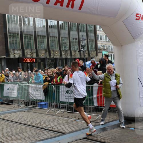 05.10.2025 - 20. swb-Marathon Bremen Yannick Fuchs http://msf.ph/oto/9274586 05.10.2025 12:30:54 Ziel 1437 meine-sportfotos.de