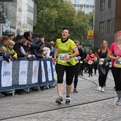 05.10.2025 - 20. swb-Marathon Bremen Strokosch-Dieckow http://msf.ph/oto/9274591 05.10.2025 11:11:52 Ziel 7007, 9420, 9648, 9784, 10540, 10815, 10839, 11088, 11215, 11563 meine-sportfotos.de