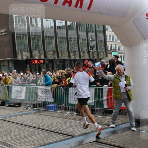 05.10.2025 - 20. swb-Marathon Bremen Yannick Fuchs http://msf.ph/oto/9274595 05.10.2025 12:30:54 Ziel 1437 meine-sportfotos.de