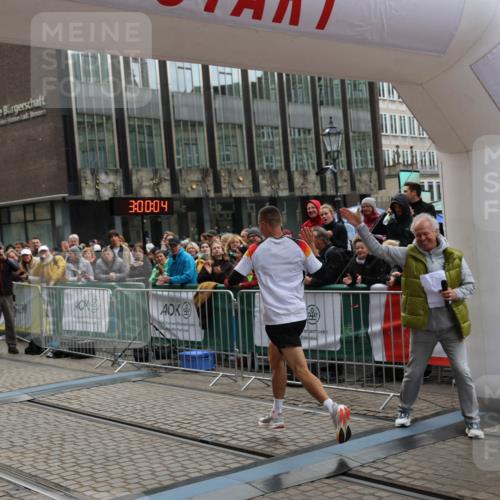 05.10.2025 - 20. swb-Marathon Bremen Yannick Fuchs http://msf.ph/oto/9274606 05.10.2025 12:30:54 Ziel 1437 meine-sportfotos.de