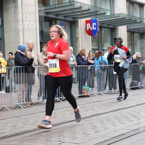 05.10.2025 - 20. swb-Marathon Bremen Strokosch-Dieckow http://msf.ph/oto/9274610 05.10.2025 11:12:39 Ziel 9203, 10041, 10186, 11118, 11170, 11252, 11494, 9203, 10041, 10186, 11118, 11170, 11252, 11494 meine-sportfotos.de