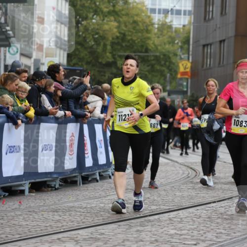 05.10.2025 - 20. swb-Marathon Bremen Strokosch-Dieckow http://msf.ph/oto/9274612 05.10.2025 11:11:52 Ziel 7007, 9420, 9648, 9784, 10540, 10815, 10839, 11088, 11215, 11563 meine-sportfotos.de