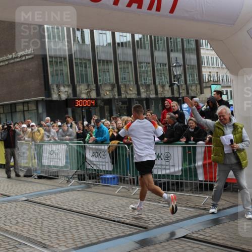 05.10.2025 - 20. swb-Marathon Bremen Yannick Fuchs http://msf.ph/oto/9274615 05.10.2025 12:30:54 Ziel 1437 meine-sportfotos.de