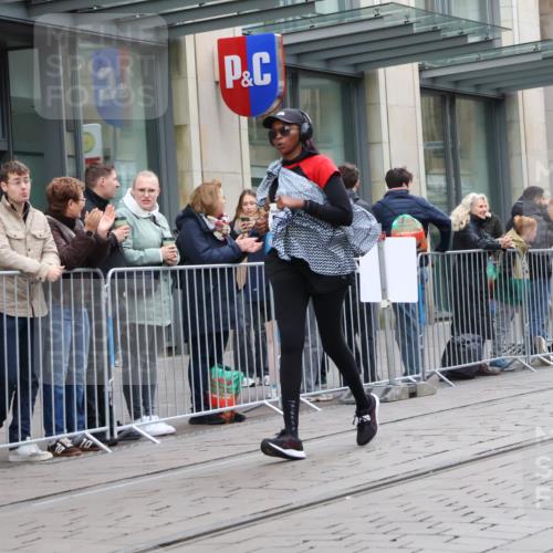 05.10.2025 - 20. swb-Marathon Bremen Strokosch-Dieckow http://msf.ph/oto/9274621 05.10.2025 11:12:39 Ziel 9203, 10041, 10186, 11118, 11170, 11252, 11494, 9203, 10041, 10186, 11118, 11170, 11252, 11494 meine-sportfotos.de