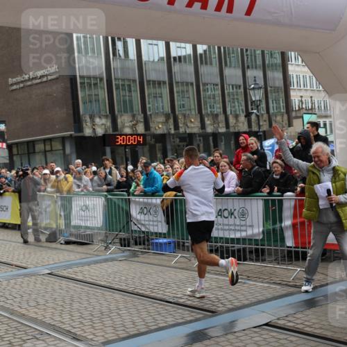 05.10.2025 - 20. swb-Marathon Bremen Yannick Fuchs http://msf.ph/oto/9274624 05.10.2025 12:30:54 Ziel 1437 meine-sportfotos.de