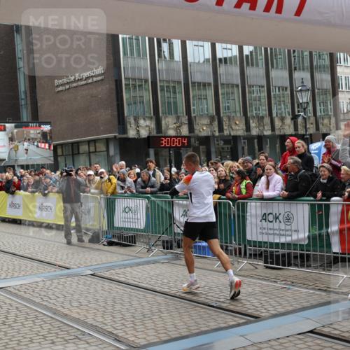 05.10.2025 - 20. swb-Marathon Bremen Yannick Fuchs http://msf.ph/oto/9274635 05.10.2025 12:30:54 Ziel 1437 meine-sportfotos.de