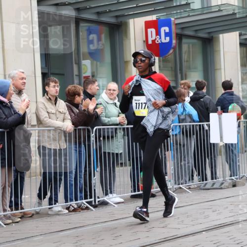 05.10.2025 - 20. swb-Marathon Bremen Strokosch-Dieckow http://msf.ph/oto/9274638 05.10.2025 11:12:40 Ziel 9203, 10041, 10186, 11118, 11170, 11252, 11494, 9203, 10041, 10186, 11118, 11170, 11252, 11494 meine-sportfotos.de