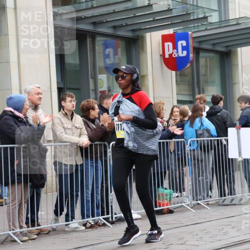 05.10.2025 - 20. swb-Marathon Bremen Strokosch-Dieckow http://msf.ph/oto/9274647 05.10.2025 11:12:40 Ziel 9203, 10041, 10186, 11118, 11170, 11252, 11494, 9203, 10041, 10186, 11118, 11170, 11252, 11494 meine-sportfotos.de