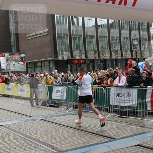 05.10.2025 - 20. swb-Marathon Bremen Yannick Fuchs http://msf.ph/oto/9274649 05.10.2025 12:30:54 Ziel 1437 meine-sportfotos.de