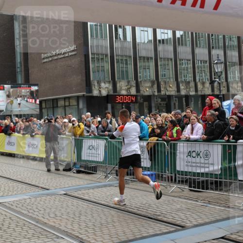 05.10.2025 - 20. swb-Marathon Bremen Yannick Fuchs http://msf.ph/oto/9274650 05.10.2025 12:30:54 Ziel 1437 meine-sportfotos.de