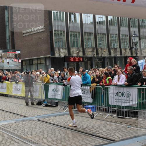 05.10.2025 - 20. swb-Marathon Bremen Yannick Fuchs http://msf.ph/oto/9274660 05.10.2025 12:30:54 Ziel 1437 meine-sportfotos.de