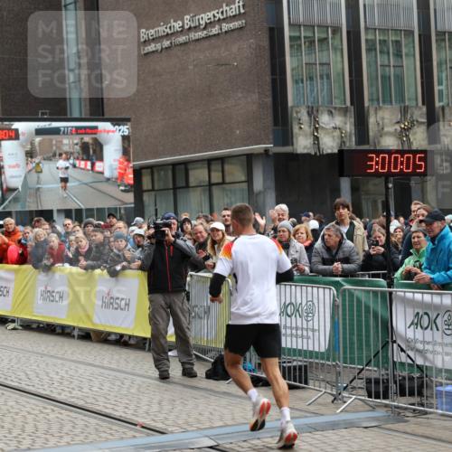 05.10.2025 - 20. swb-Marathon Bremen Yannick Fuchs http://msf.ph/oto/9274673 05.10.2025 12:30:55 Ziel 1437 meine-sportfotos.de