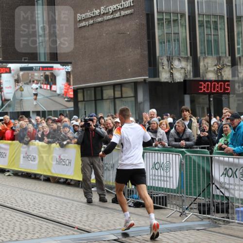 05.10.2025 - 20. swb-Marathon Bremen Yannick Fuchs http://msf.ph/oto/9274681 05.10.2025 12:30:55 Ziel 1437 meine-sportfotos.de