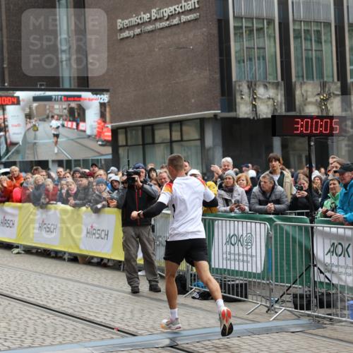 05.10.2025 - 20. swb-Marathon Bremen Yannick Fuchs http://msf.ph/oto/9274685 05.10.2025 12:30:55 Ziel 1437 meine-sportfotos.de