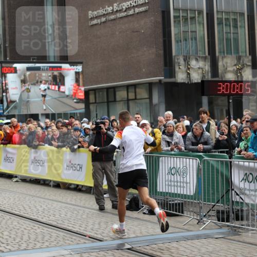 05.10.2025 - 20. swb-Marathon Bremen Yannick Fuchs http://msf.ph/oto/9274693 05.10.2025 12:30:55 Ziel 1437 meine-sportfotos.de