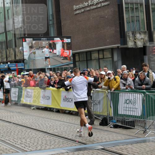 05.10.2025 - 20. swb-Marathon Bremen Yannick Fuchs http://msf.ph/oto/9274703 05.10.2025 12:30:55 Ziel 1437 meine-sportfotos.de