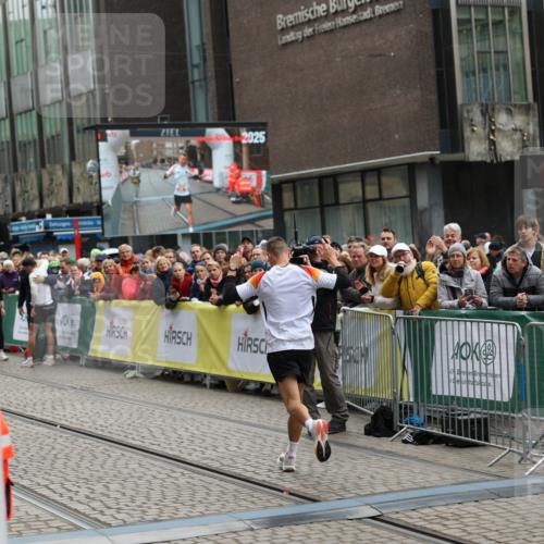 05.10.2025 - 20. swb-Marathon Bremen Yannick Fuchs http://msf.ph/oto/9274714 05.10.2025 12:30:55 Ziel 1437 meine-sportfotos.de