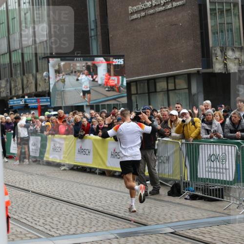 05.10.2025 - 20. swb-Marathon Bremen Yannick Fuchs http://msf.ph/oto/9274723 05.10.2025 12:30:55 Ziel 1437 meine-sportfotos.de