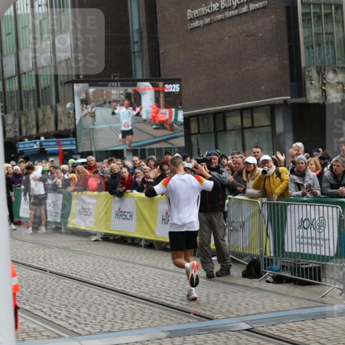 05.10.2025 - 20. swb-Marathon Bremen Yannick Fuchs http://msf.ph/oto/9274732 05.10.2025 12:30:55 Ziel 1437 meine-sportfotos.de