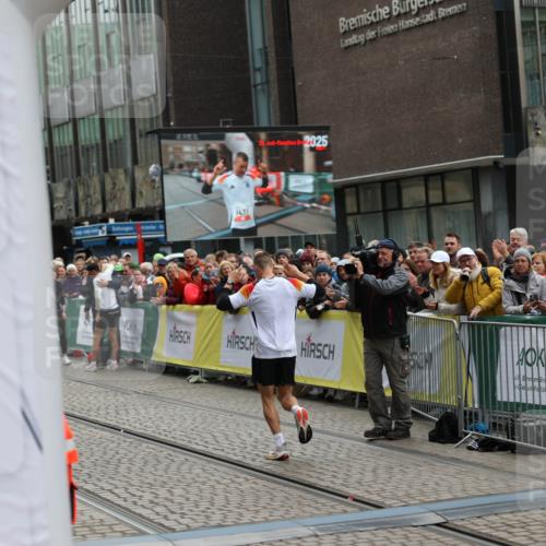 05.10.2025 - 20. swb-Marathon Bremen Yannick Fuchs http://msf.ph/oto/9274738 05.10.2025 12:30:56 Ziel 1437 meine-sportfotos.de