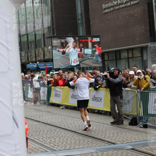 05.10.2025 - 20. swb-Marathon Bremen Yannick Fuchs http://msf.ph/oto/9274748 05.10.2025 12:30:56 Ziel 1437 meine-sportfotos.de