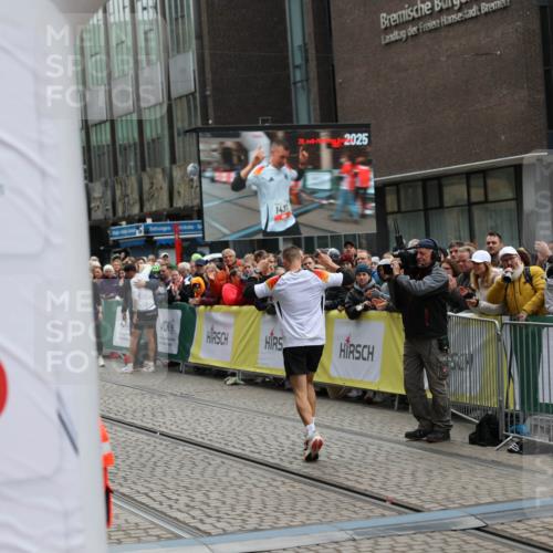05.10.2025 - 20. swb-Marathon Bremen Yannick Fuchs http://msf.ph/oto/9274757 05.10.2025 12:30:56 Ziel 1437 meine-sportfotos.de
