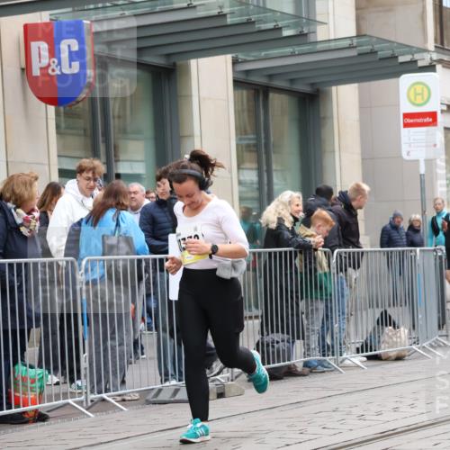05.10.2025 - 20. swb-Marathon Bremen Strokosch-Dieckow http://msf.ph/oto/9274764 05.10.2025 11:12:58 Ziel 9891, 10273, 11117, 11170, 11332, 11367, 9891, 10273, 11117, 11170, 11332, 11367 meine-sportfotos.de