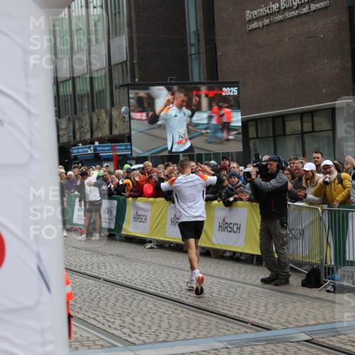 05.10.2025 - 20. swb-Marathon Bremen Yannick Fuchs http://msf.ph/oto/9274766 05.10.2025 12:30:56 Ziel 1437 meine-sportfotos.de