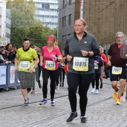 05.10.2025 - 20. swb-Marathon Bremen Strokosch-Dieckow http://msf.ph/oto/9274771 05.10.2025 11:11:54 Ziel 7007, 9420, 9648, 9784, 9867, 10815, 10839, 11215, 11563 meine-sportfotos.de