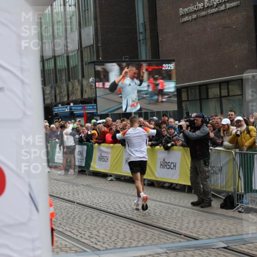 05.10.2025 - 20. swb-Marathon Bremen Yannick Fuchs http://msf.ph/oto/9274773 05.10.2025 12:30:56 Ziel 1437 meine-sportfotos.de