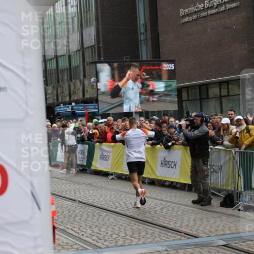 05.10.2025 - 20. swb-Marathon Bremen Yannick Fuchs http://msf.ph/oto/9274783 05.10.2025 12:30:56 Ziel 1437 meine-sportfotos.de