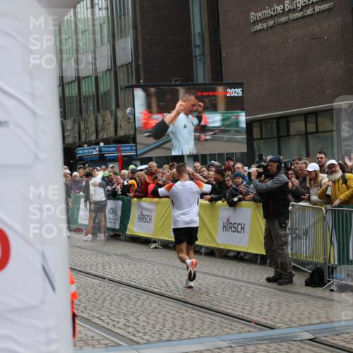 05.10.2025 - 20. swb-Marathon Bremen Yannick Fuchs http://msf.ph/oto/9274789 05.10.2025 12:30:56 Ziel 1437 meine-sportfotos.de